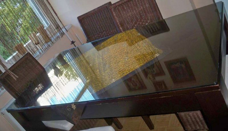 Holztisch mit Glasoberfläche